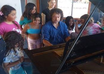Destacado pianista Jean Paul Harb colaboró con la escuela